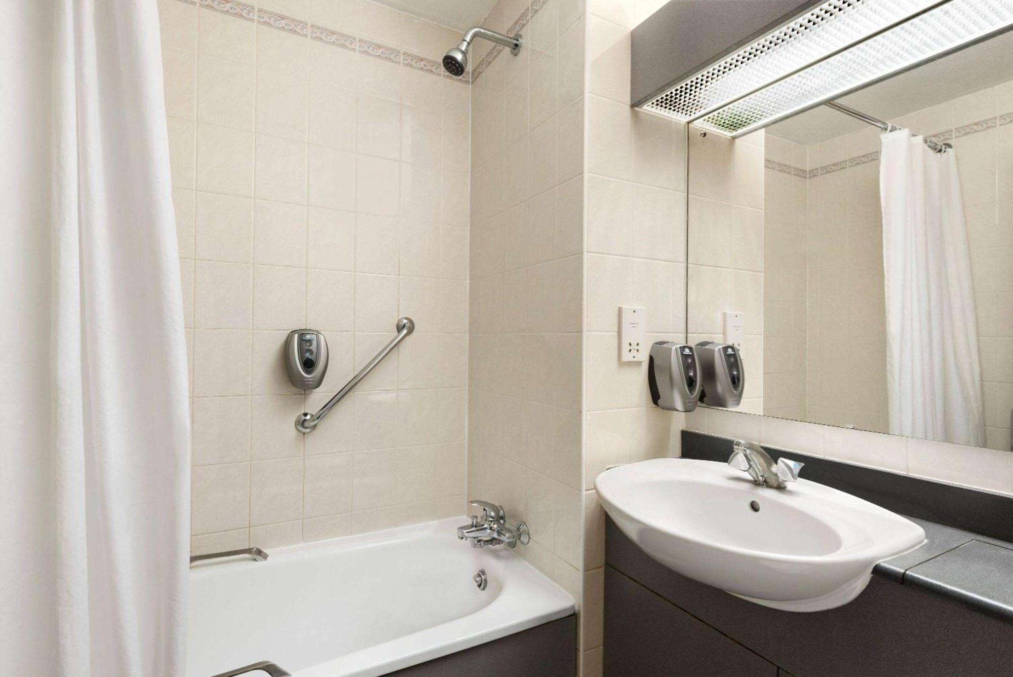 Days Inn Stafford Kültér fotó