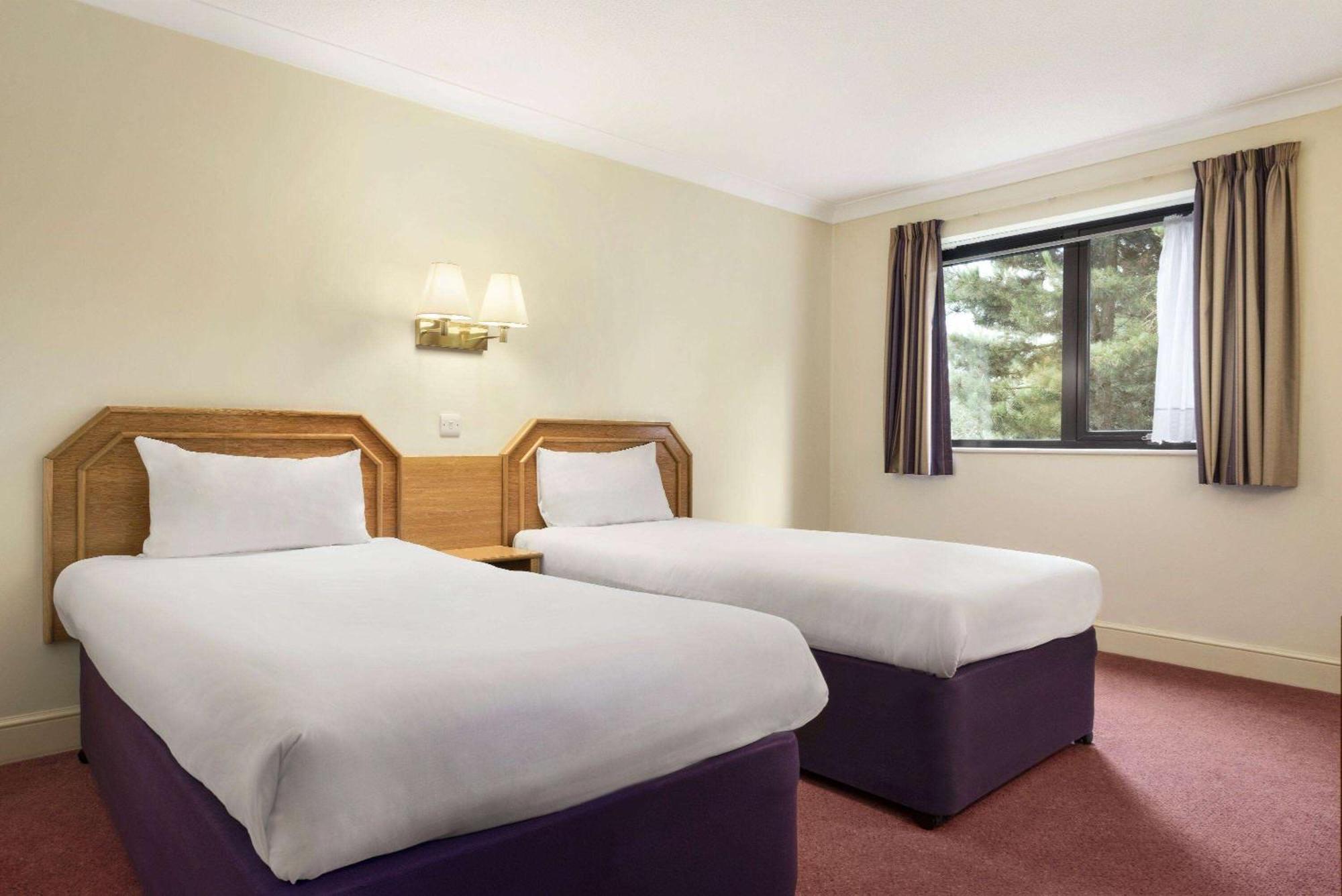 Days Inn Stafford Kültér fotó