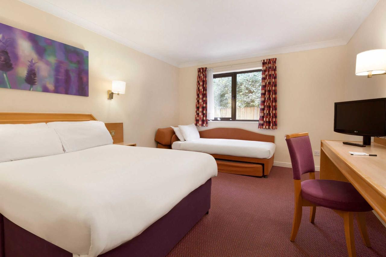 Days Inn Stafford Kültér fotó