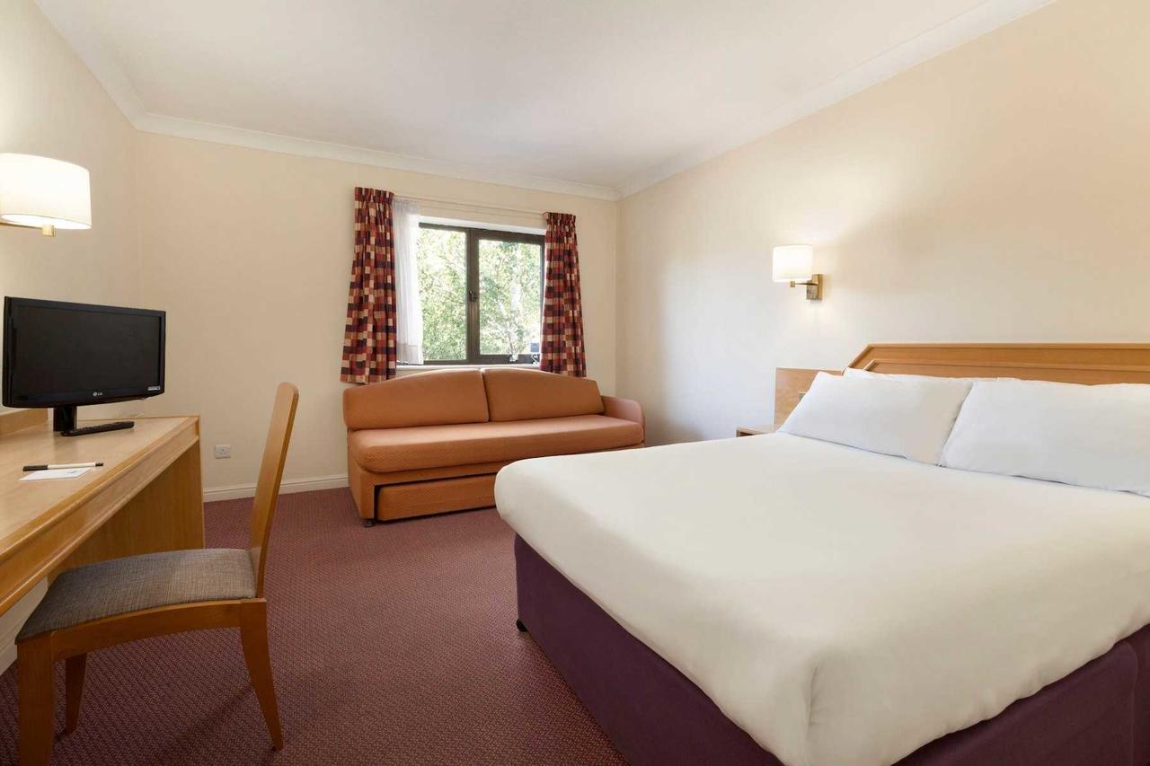 Days Inn Stafford Kültér fotó