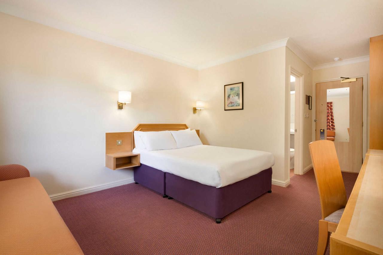 Days Inn Stafford Kültér fotó